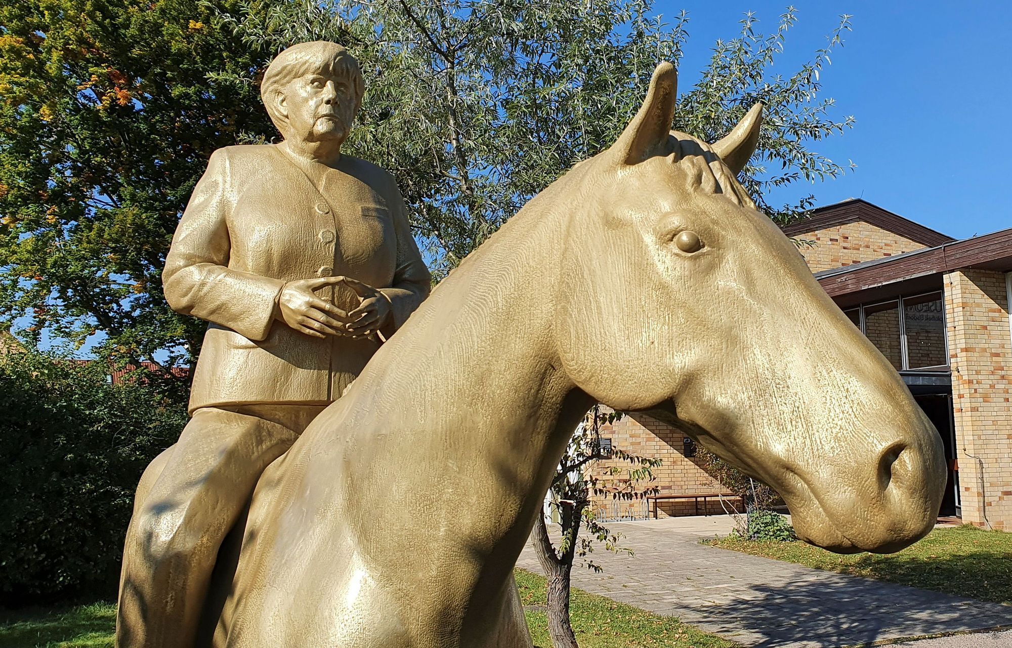 Jezdecká socha Angely Merkelové v bavorském Enstdorfu.