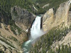 vodopád Lower Falls je vysoký více než devadesát metrů, Yellowstonský národní park