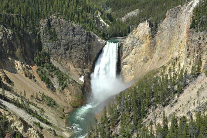 vodopád Lower Falls je vysoký více než devadesát metrů, Yellowstonský národní park