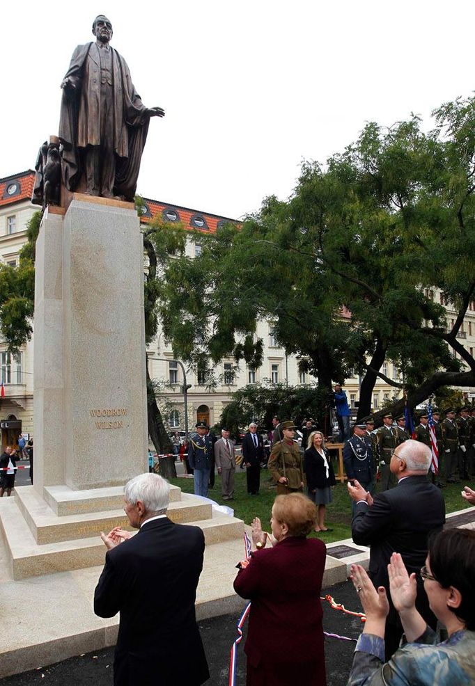 Původní Wilsonův pomník byl u hlavního, tehdy Wilsonova nádraží, vztyčen v roce 1928. Sochu od Albína Poláška zničila roku 1941 německá okupační správa.