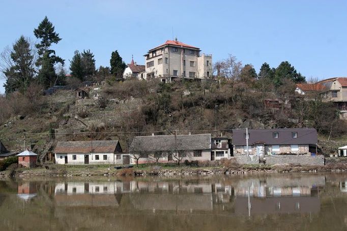 Většina Týnce leží na kopci. V Pobřežní ulici u řeky měli své domy koželuhové, barvíři a rybáři. "Profese, které i v suchých letech potřebovaly k obživě vodu a tak se jim vyplatilo riskovat hrozbu povodně jednou za sto let," říká startosta Macháček.