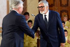 Bartoška převzal stříbrnou medaili Senátu. S ním dalších 16 osobností, hlavně vědců