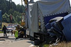 D5 u Berouna blokovala nehoda čtyř kamionů, jeden mrtvý