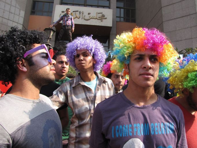 Happening mladých a hravých Egypťanů z Hnutí 6. dubna. Bojovali za sociální spravedlnost a svobodu. Rok 2013 končí a jejich revoluce také, vojenská vláda o žerty nestojí.