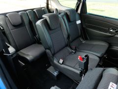 Vybrání v podlaze umožňovalo i v menších MPV pohodlně sedět. Na snímku Renault Scénic III (2009-2016)