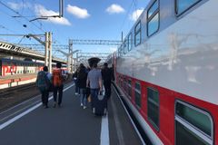 Ruský blog: Cestovat stovky kilometrů nočním vlakem, to je odér z ponožek i věčné světlo