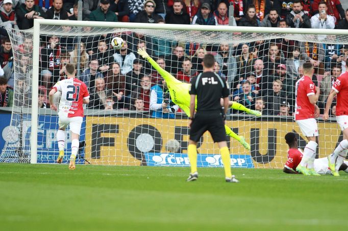 Ondřej Kolář inkasuje v zápase 2. kola nadstavby F:L Sparta - Slavia