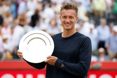 Netušili, čeho je schopen. V Anglii před Wimbledonem řeší "travnaté zjevení" z Čech