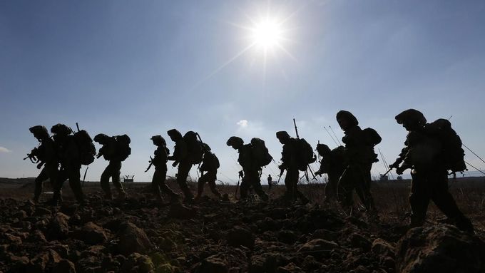 Izraelští vojáci při výcviku na Golanských výšinách, nedaleko hranice se Sýrií.