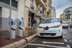 Komentář: Francii láká sociální leasing elektromobilů, bludný kruh dotací se uzavírá