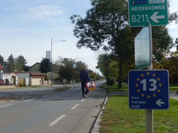 Paradoxně hned za Nickelsdorfem začíná turistická stezta "Po stopách železné opony". Ta stála na maďarské straně do roku 1989.