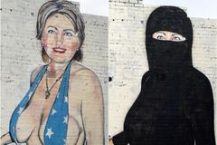 Umělec musel překreslit polonahý portrét Hillary Clintonové. Udělal z ní proto muslimku