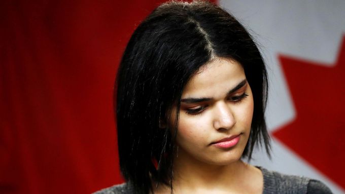 Nedávno uprchla své rodině z Kuvajtu také osmnáctiletá Saúdská Arabka Rahaf Kunúnová (na snímku).