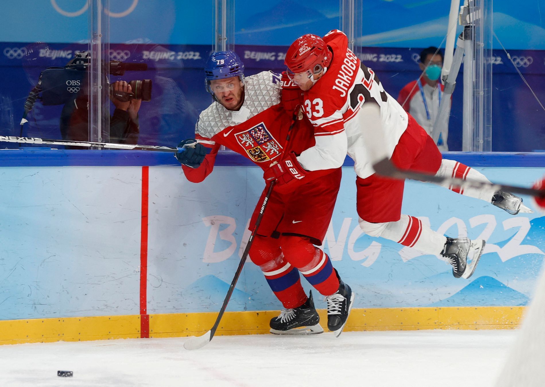 OH 2022, Peking, hokej, Česko - Dánsko, Julian Jakobsen, Tomáš Zohorna