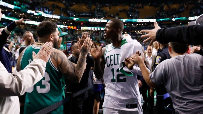 Terry Rozier (Boston Celtics) slaví výhru v play off 2018