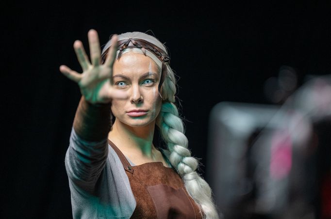 Elizabeth Marie Kubík ve filmové pohádce Zrození alchymistky.