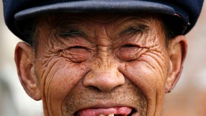Sedmdesátiletý Š' Ťin-šeng se směje při rozhovoru s novináři. Ve skutečnosti říká, že obyvatelé této oblasti nemají moc důvodů ke smíchu: Kvůli přehradě přišli místní o pozemky a živoří. Š' Ťin-šeng je přitom pamětník kampaně z 50 let, kdy vláda kvůli budování přehrad vystěhovala vesničany do provincie Čching-chaj, kde mnozí z nich zemřeli hlady.