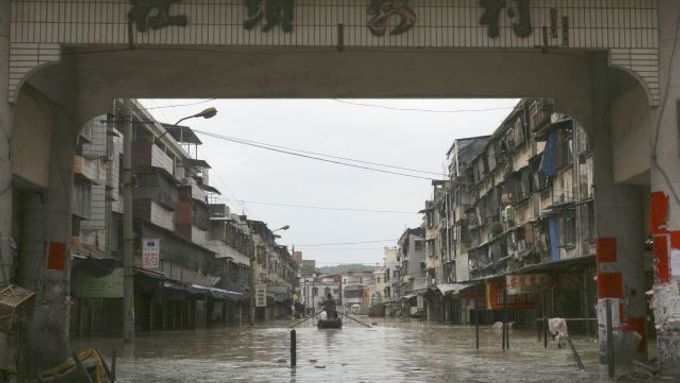 Po zemětřesení postihly Čínu záplavy.