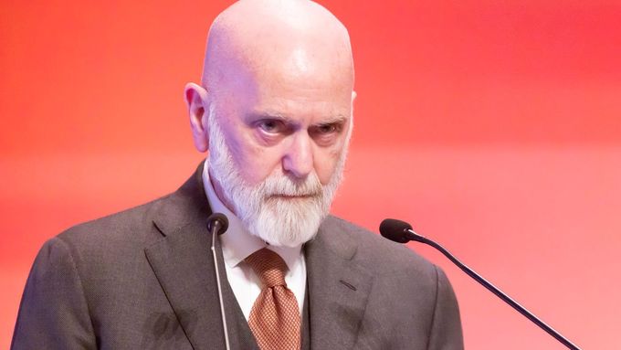 Spisovatel Renaud Camus v dubnu 2022 na konferenci pořádané Iliadovým institutem. Na tomto setkání se sešli sympatizanti extrémní pravice.