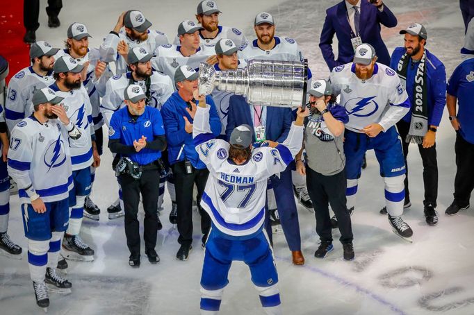 Nejužitečnější hráč play off Victor Hedman slaví s parťáky zisk Stanley Cupu.