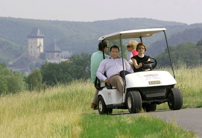 Media Cup na Karlštejně: Jiří Paroubek se po golfovém hřišti na Karlštejně pouze projel. Jeho přítelkyně Petra Kováčová a spolumajitel Centra.cz Oldřich Bajer sedí zády.