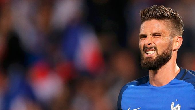 Olivier Giroud reprezentuje sílu Francie v útoku. S obranou už je to horší