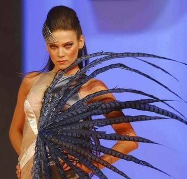 Modelka Andrea Verešová předvádí model z dílny návrhářky Natali Ruden.