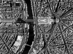 Eiffelova věž, jak ji zachytila starší "bratr" satelitu Eros B s označením A...