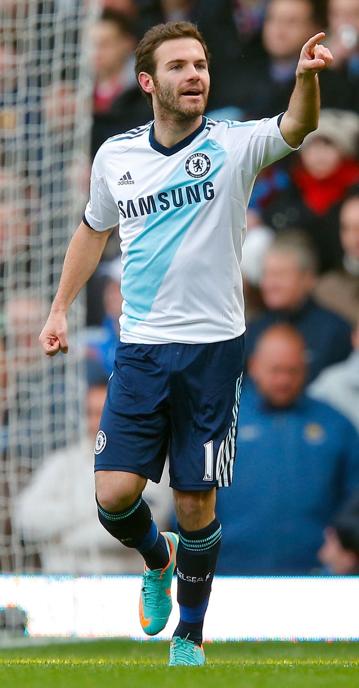 Juan Mata slaví gól v utkání West Ham - Chelsea
