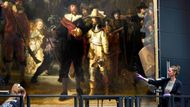 Amsterdam, Nizozemsko: restaurátorka umění ukazuje detail psa na restaurovaném obraze Rembrandtovi Noční hlídky v Rijksmuseum.