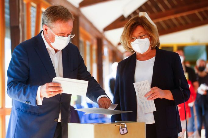 Kandidát na kancléře za CDU/CSU Armin Laschet odvolil se svou manželkou Susanne v rodných Cáchách.