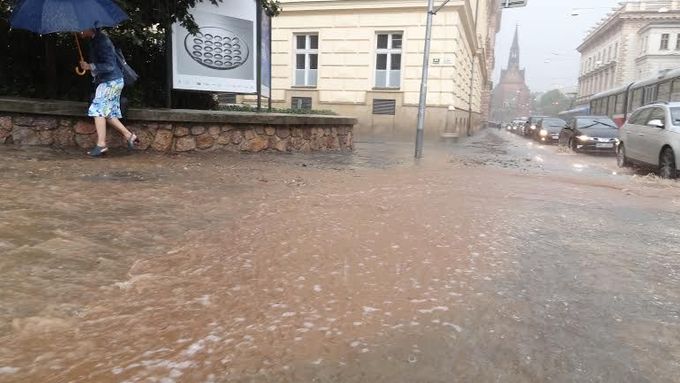 Přívalový déšť v Husově ulici v Brně.