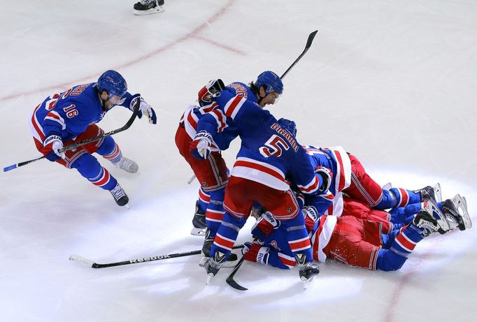 Hráči New Yorku Rangers slaví postup přes Pittsburgh v prvním kle play off NHL.