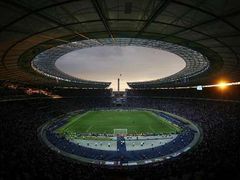 Celkový pohled na vnitřek berlínského stadionu při finále fotbalového MS.