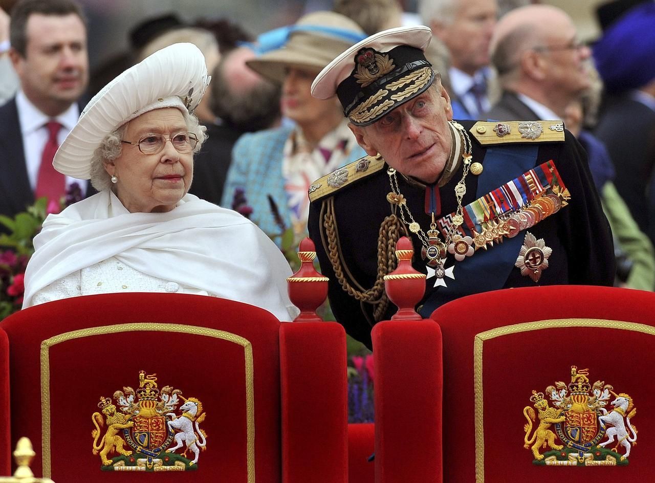 Princ Philip rozmlouvá s královnou Alžbětou II. během oslav diamantového jubilea