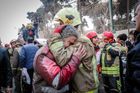 Foto: V zajetí emocí. Íránští hasiči v troskách nákupního centra pátrají po zraněných kamarádech