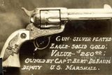 Postříbřený a rytý revolver Colt Single Action Army, který kdysi vlastnil kapitán Bert DeBaum.
