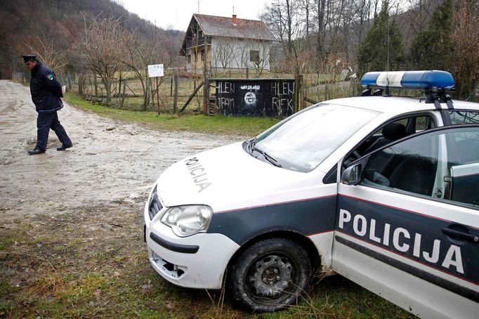 Policie ve vesnici Gornja Maoca, kde se objevily vlajky a znaky Islámského státu.