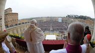 Vatikánské svátky - Pohled, který znají snad jen rockové hvězdy. Papež Benedict XVI. při tradičním poselství "Městu a světu" Urbi et Orbi hovoří k poutníkům na Svatopetrském náměstí ve Vatikánu.