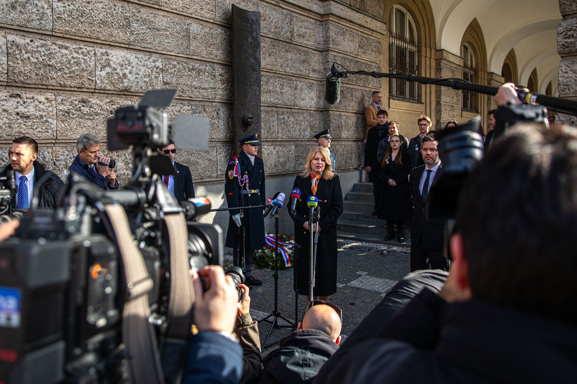 Slovenská prezidentka Zuzana Čaputová před Filozofickou fakultou v Praze