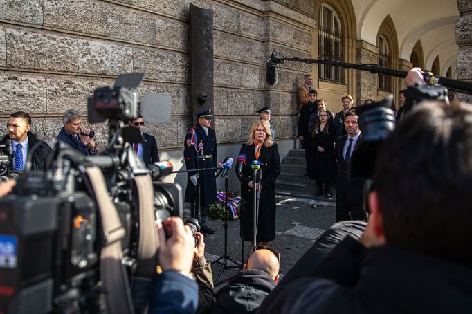 Zuzana Čaputová před Filozofickou fakultou v Praze