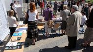 Česká unie židovské mládeže, Institut Terezínské iniciativy a Nadační fond obětem holocaustu uspořádali pietní akci na Náměstí Míru v Praze.