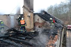 Ve vyhořelém rodinném domě našli mrtvého muže