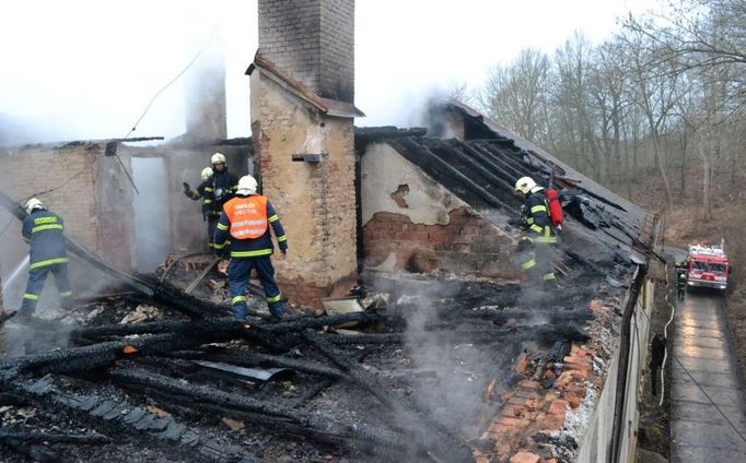 Podle mluvčího chebské radnice Tomáše Ivaniče objekt patřil městu. "Byl určen k demolici v souvislosti s plánovanými úpravami levého břehu Ohře. Škoda na něm tak bude zřejmě nízká," řekl Ivanič.