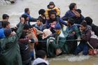 Živě: Proti běžencům, kteří přebrodili řeku, zasáhla policie. Vojáci narychlo staví nový plot