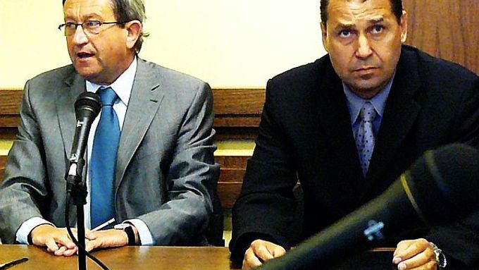 ,,Odmítám odpovědnost za to, co měli zajišťovat jiní," bránil se u soudu Václav Etlík na snímku vpravo. Vedle něj sedí advokát Jiří Slezák.