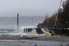 Poblíž Southamptonu ve státě New York vrhl příboj zvednutý přicházející bouří na pobřeží katamaran