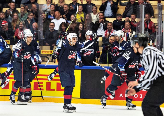 Hokejisté USA slaví vítězství nad Kanadou na nájezdy v úvodním zápase MS 2018.