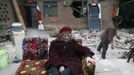 An elderly woman sitting on a sofa in front of damaged houses, cries, after Saturday's earthquake, in Taiping town of Lushan county, Sichuan province April 21, 2013. Rescuers struggled to reach a remote, rural corner of southwestern China on Sunday as the toll of the dead and missing from the country's worst earthquake in three years climbed to 208 with almost 1,000 serious injuries. The 6.6 magnitude quake struck in Lushan county, near the city of Ya'an in the southwestern province of Sichuan, close to where a devastating 7.9 quake hit in May 2008, killing 70,000. Picture taken April 21, 2013. REUTERS/Stringer (CHINA - Tags: DISASTER TPX IMAGES OF THE DAY) CHINA OUT. NO COMMERCIAL OR EDITORIAL SALES IN CHINA Published: Dub. 22, 2013, 8:01 dop.