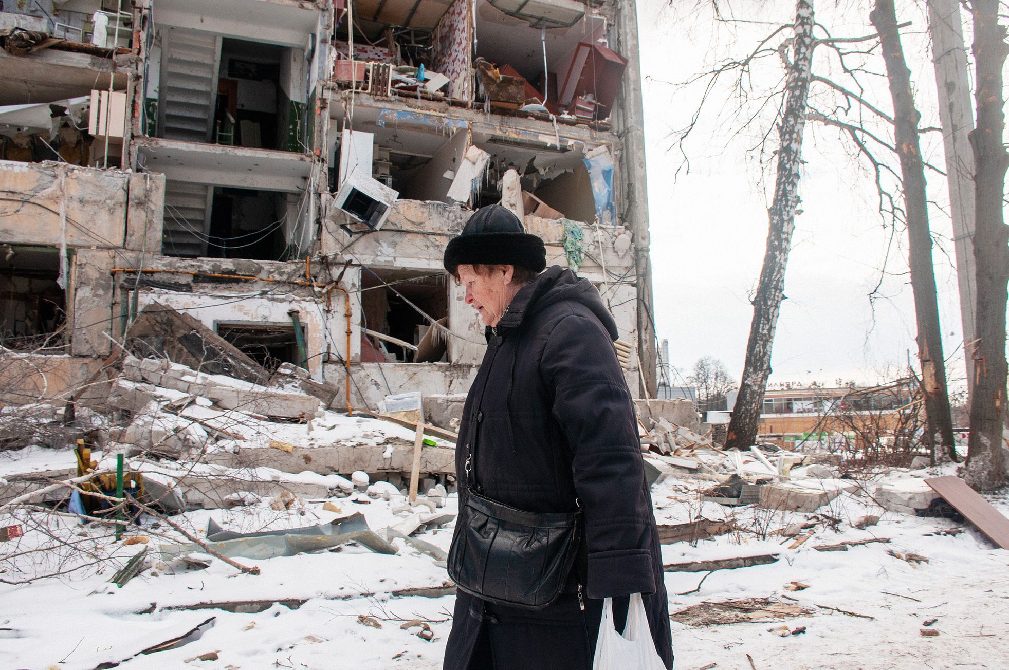 Foto / Charkov / 13. 3. 2022 / Bombardování, ostřelování, trosky, panelový dům, obytný dům, civilista, civilisté, zkáza, škody / Boje na Ukrajině 2022 / Unian / Ukrajina